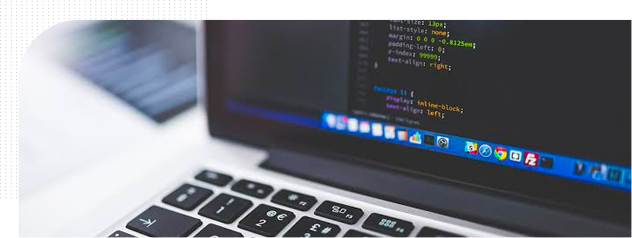 Computador com programador desenvolvendo códigos html
